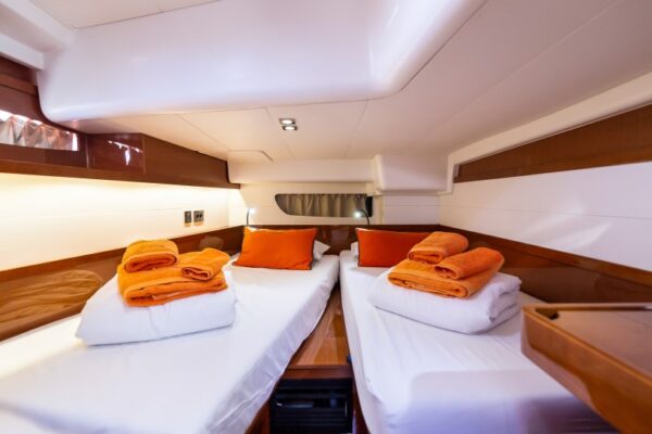 bedroom-of-oceanis-60-tourbillon