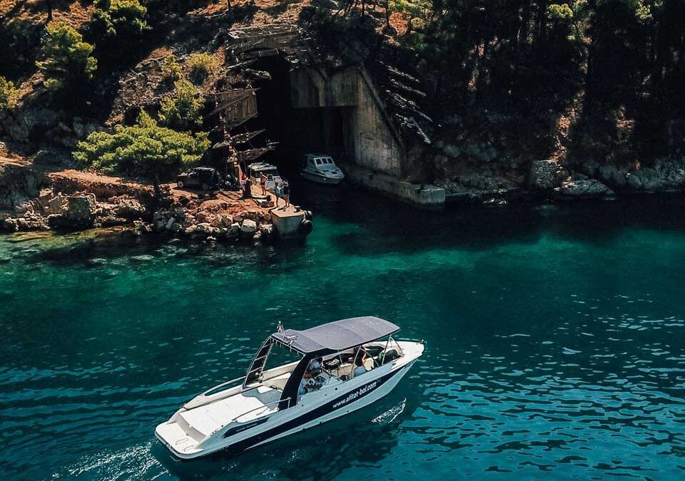 Mercan 34 je privlačan izletnički brod s udobnim rasporedom i impresivnim performansama.