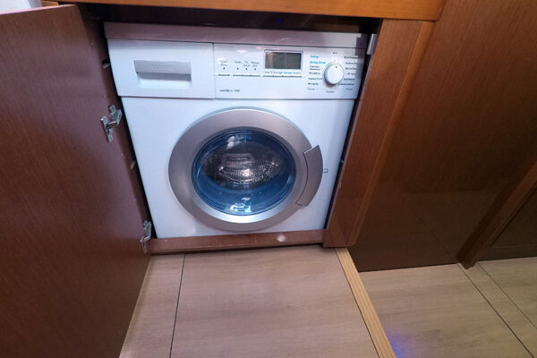 washing-machine-of-oceanis-60-tourbillon